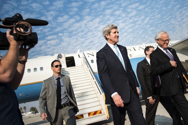 John Kerry, a su llegada al aeropuerto de Tel Aviv. (Brendan SMIALOWSKI/AFP)