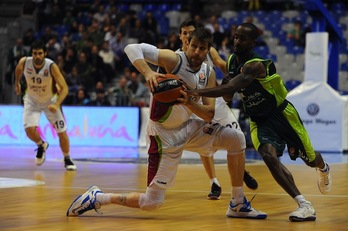 Nocioni se hace con el balón ante la presión de Calloway. (Jorge GUERRERO / AFP PHOTO)