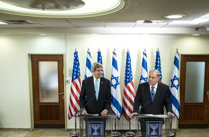 Kerry y Netanyahu han comparecido conjuntamente antes de su reunión. (Brendan SMIALOWSKI / AFP PHOTO)