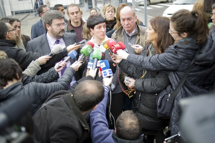 La alcaldesa de Pasaia, Amaia Agirregabiria, realiza declaraciones a los medios. (Juan Carlos RUIZ / ARGAZKI PRESS)
