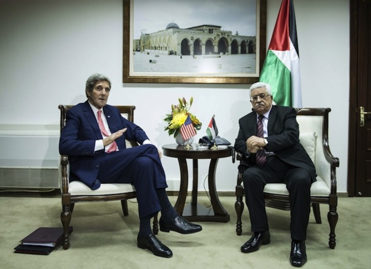 Kerry y Abbas posan para los medios antes de su reunión. (Brendan SMIALOWSKI / AFP PHOTO)