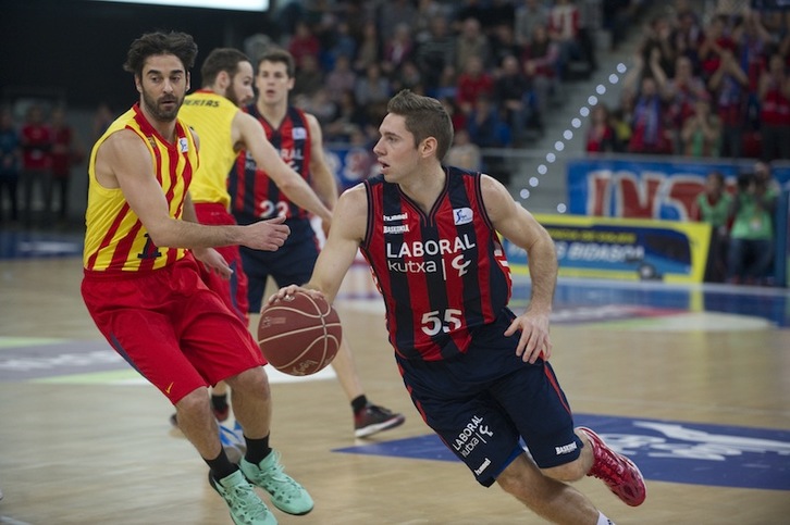 El escolta Fabien Causeur (10 p.) ante Juan Carlos Navarro. (Raúl BOGAJO / ARGAZKI PRESS)