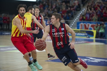 El escolta Fabien Causeur (10 p.) ante Juan Carlos Navarro. (Raúl BOGAJO / ARGAZKI PRESS)