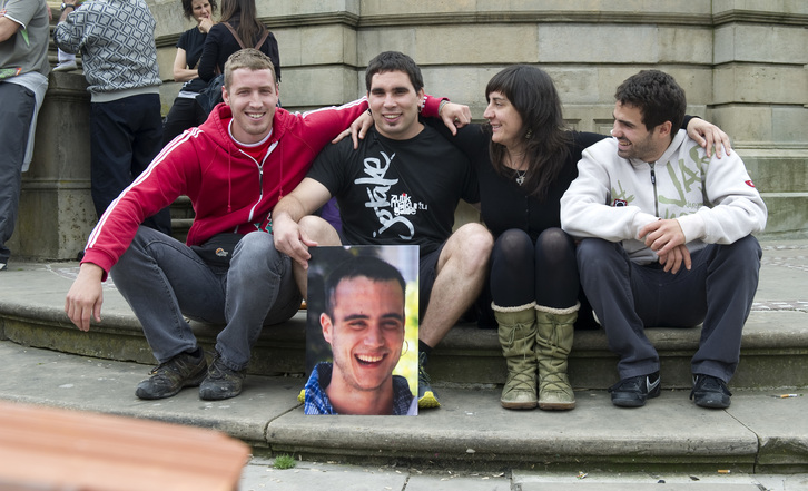 Luis Goñi, bigarrena ezkerretik, eta Xabier Sagardoi, lehena eskumatik hasita, beraien kontrako espetxe zigorra salatzeko egindako agerraldi batean. (Idoia ZABALETA / ARGAZKI PRESS)