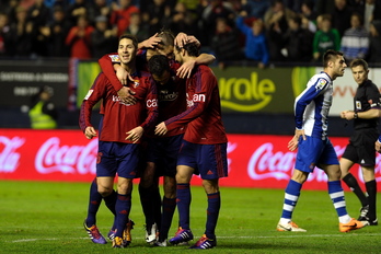 Osasunako jokalariak gola ospatzen. (Iñigo URIZ / ARGAZKI PRESS)