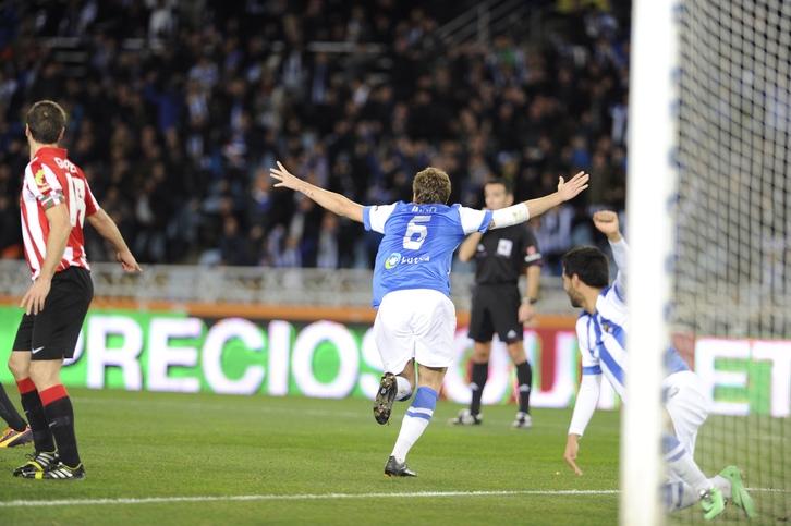 Los jugadores de la Real celebran el primer gol del partido. (Jon URBE / ARGAZKI PRESS)