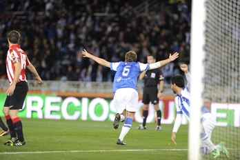 Los jugadores de la Real celebran el primer gol del partido. (Jon URBE / ARGAZKI PRESS)