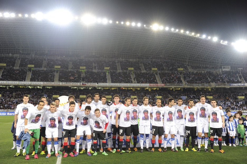 En el inicio del encuentro han recordado a Hodei Egiluz, joven vasco desaparecido en AMberes. (Jon URBE / ARGAZKI PRESS)