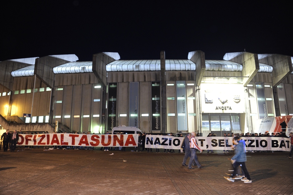 Antes del inicio del derbi han reclamado la oficialidad de las selecciones vascas. (Jon URBE / ARGAZKI PRESS)