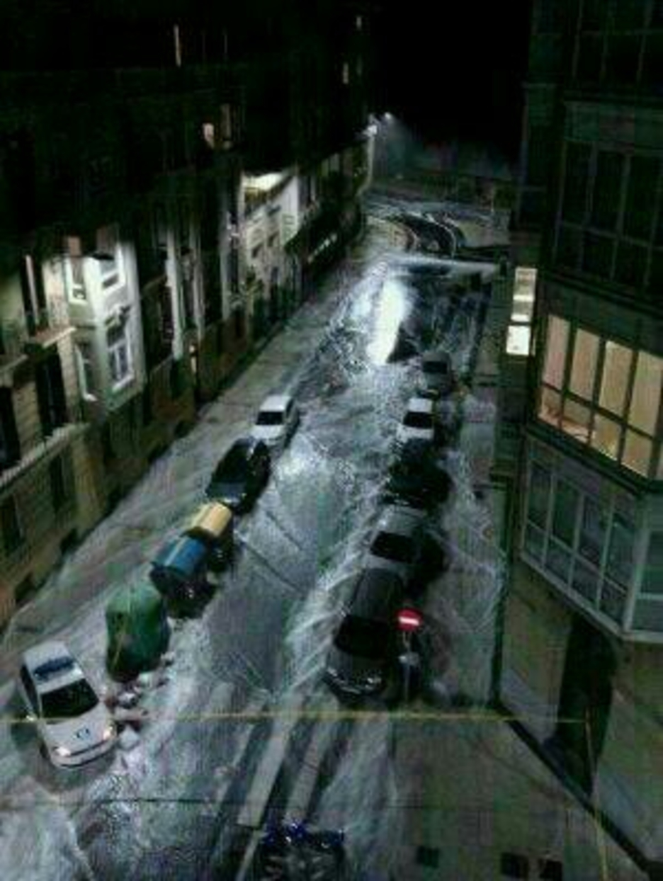 Paseo Berria itxi egin behar izan zuten uraren indarraren eraginez. (NAIZ.INFO) Paseo Berria itxi egin behar izan zuten uraren indarraren eraginez. (NAIZ.INFO)