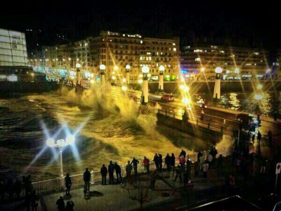 Arratsaldeko 20.00etatik aurrera bizi izan ziren momenturik larrienak, itsasgorarekin. Irudian, Kursaaleko zubia. (NAIZ.INFO) Arratsaldeko 20.00etatik aurrera bizi izan ziren momenturik larrienak, itsasgorarekin. Irudian, Kursaaleko zubia. (NAIZ.INFO)