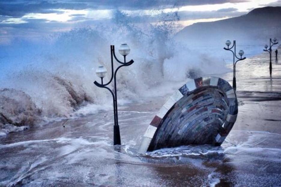 Goizean itsasoak zakar jarraitzen du. Irudian, Zarauzko malekoia. (@kalaportu) Goizean itsasoak zakar jarraitzen du. Irudian, Zarauzko malekoia. (@kalaportu)