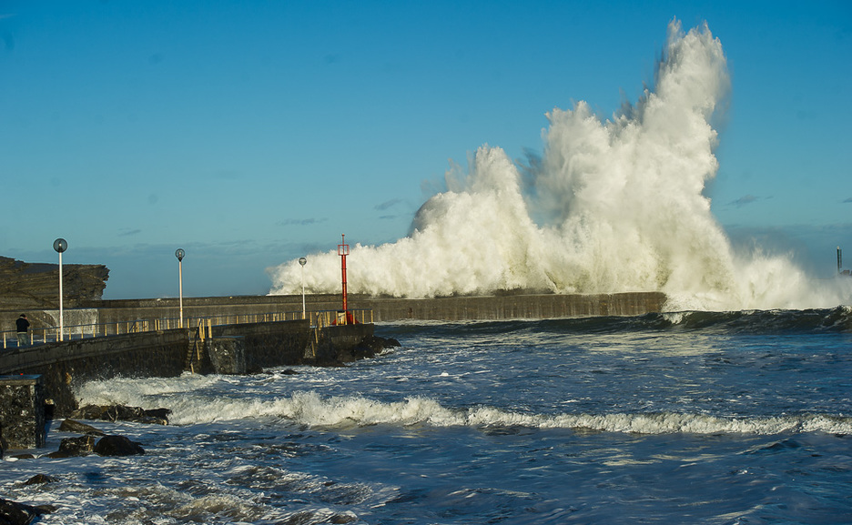 Olatuak bortitz gaur goizean Plentzian. (Luis JAUREGIALTZO/ARGAZKI PRESS) Olatuak bortitz gaur goizean Plentzian. (Luis JAUREGIALTZO/ARGAZKI PRESS)