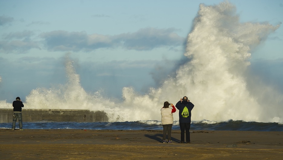 Bi pertsona argazkiak ateratzen, Plentzian. (Luis JAUREGIALTZO/ARGAZKI PRESS) Bi pertsona argazkiak ateratzen, Plentzian. (Luis JAUREGIALTZO/ARGAZKI PRESS)