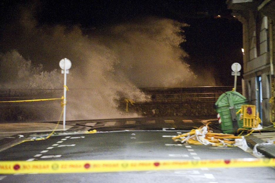 Donostian Paseo Berria gainditu eta Alde Zaharreraino iritsi zen ura. (Juan Carlos RUIZ/ARGAZKI PRESS) Donostian Paseo Berria gainditu eta Alde Zaharreraino iritsi zen ura. (Juan Carlos RUIZ/ARGAZKI PRESS)