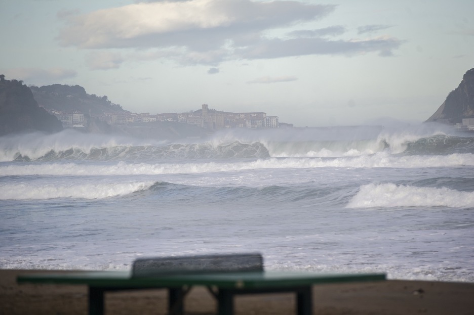 Zarautzen hartutako irudia; atzean, Getaria. (Gorka RUBIO/ARGAZKI PRESS) Zarautzen hartutako irudia; atzean, Getaria. (Gorka RUBIO/ARGAZKI PRESS)
