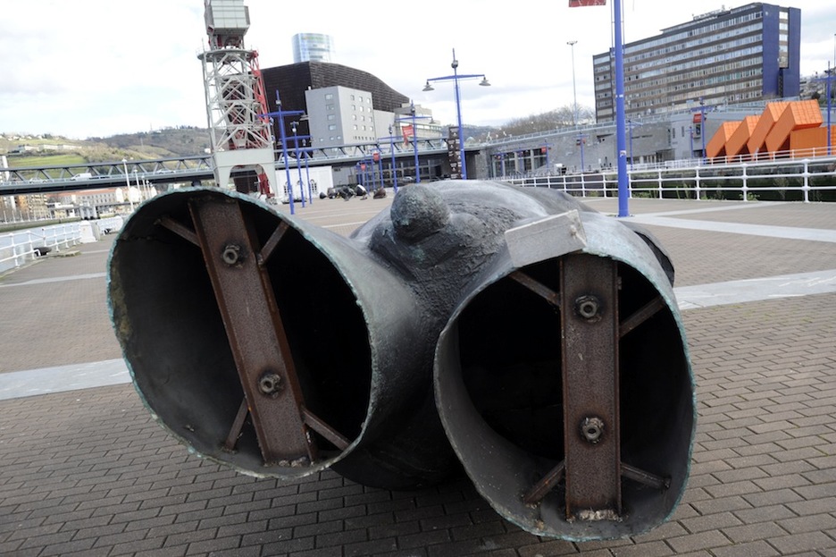 Bilbon, ‘Ulises’ estatua bota du haizeak Itsas Museoaren kaian. (Marisol RAMIREZ/ARGAZKI PRESS)