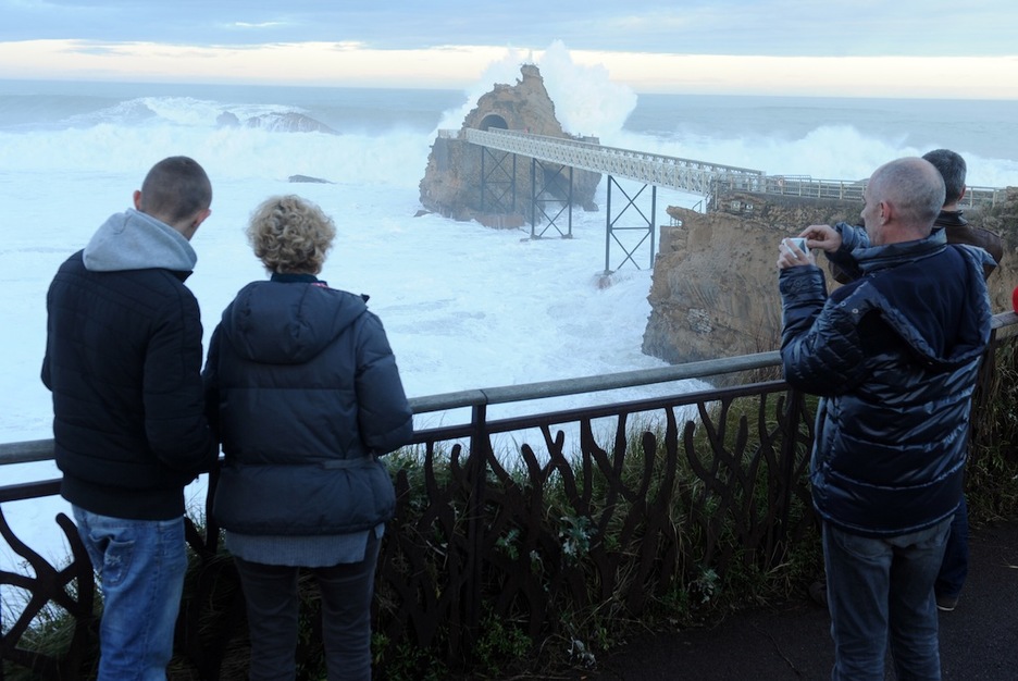 Biarritzen, argazkiak ateratzen Ama Birginaren arroka delakoan. (Gaizka IROZ) Biarritzen, argazkiak ateratzen Ama Birginaren arroka delakoan. (Gaizka IROZ)