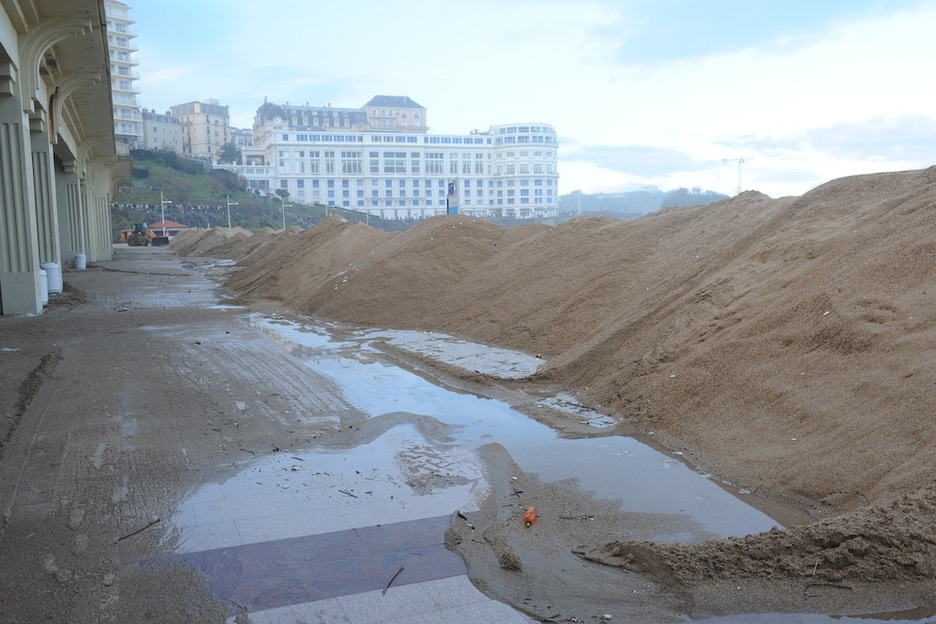 Hondartza handiko kafetegietako terrazak hondarrak hartu ditu Biarritzen. (Gaizka IROZ) Hondartza handiko kafetegietako terrazak hondarrak hartu ditu Biarritzen. (Gaizka IROZ)
