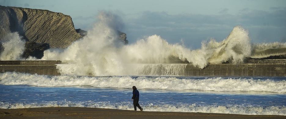 Olatu ikusgarriak Plentzian. (Luis JAUREGIALTZO/ARGAZKI PRESS) Olatu ikusgarriak Plentzian. (Luis JAUREGIALTZO/ARGAZKI PRESS)