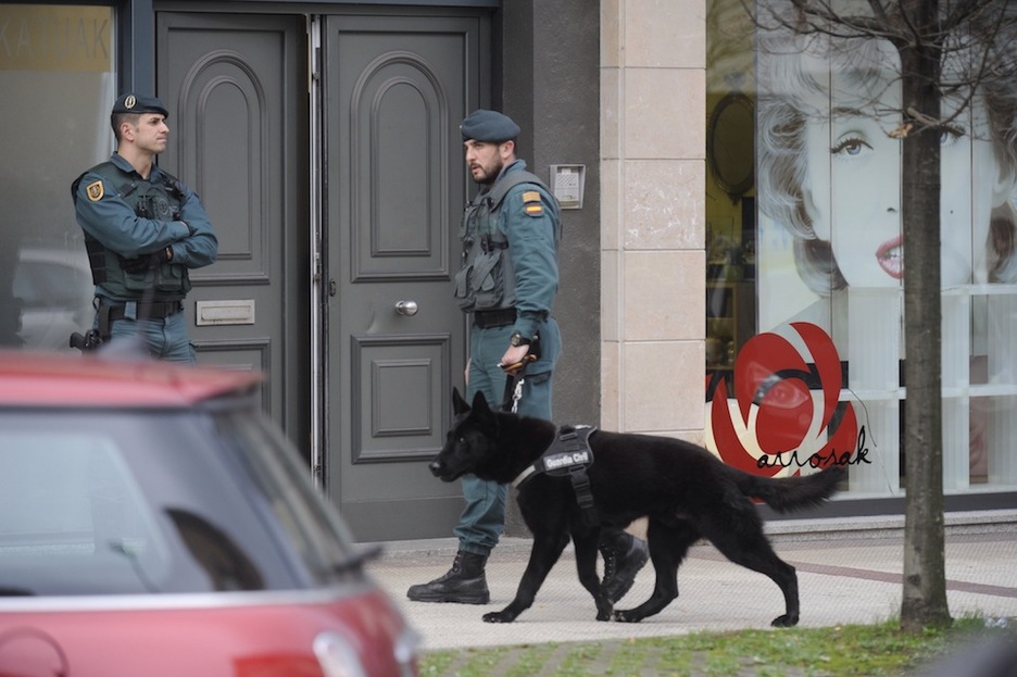 Dos guardias civiles frente a la sede de los abogados en Hernani. (Jon URBE/ARGAZKI PRESS)