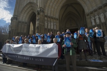 Concenttración de colectivos cristianos ante la catedral de Gasteiz. (Juanan RUIZ / ARGAZKI PRESS)