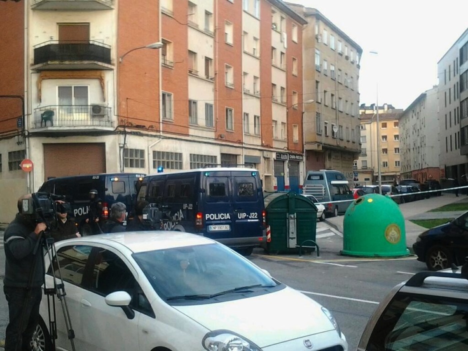 La Guardia Civil en las inmediaciones del domicilio de Mikel Almandoz, en Burlata. (@JosebaGines)