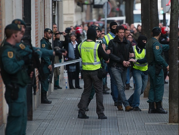 La Guardia Civil saca a Jon Enparantza de la sede de Bilbo. (Luis JAUREGIALTZO/ARGAZKI PRESS)