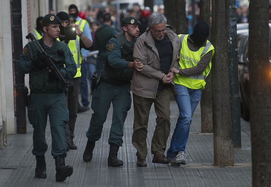 La Guardia Civil se lleva detenido a José Campo de la sede de Bilbo. (Luis JAUREGIALTZO / ARGAZKI PRESS)