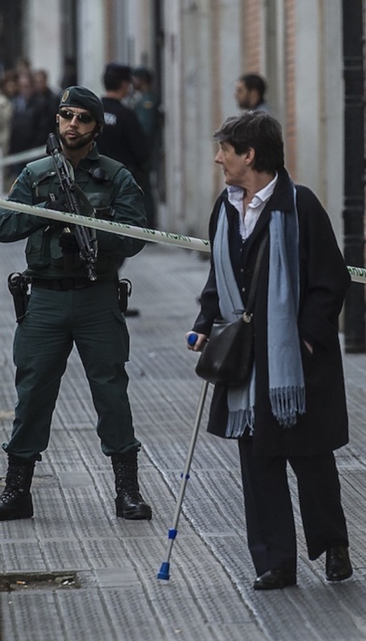La portavoz de EH Bildu mira a uno de los guardias del operatibo. (Luis JAUREGIALTZO / ARGAZKI PRESS)