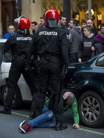 Zauritutako gaztea, lurrean. (Monika DEL VALLE / ARGAZKI PRESS)