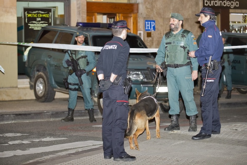 Guardias civiles y ertzainas conversando en Donostia. (Juan Carlos RUIZ / ARGAZKI PRESS)