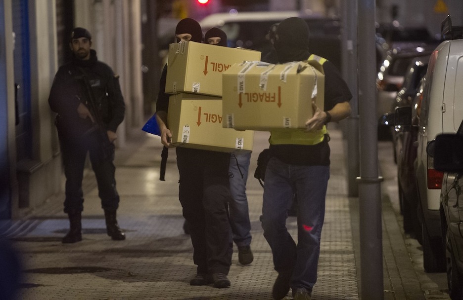 Agentes se llevan cajas de la vivienda de Aintzane Orkolaga. (Andoni CANELLADA / ARGAZKI PRESS)