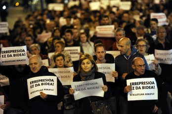 Movilización de protesta en Bilbo contra la redada. (Marisol RAMÍREZ / ARGAZKI PRESS)