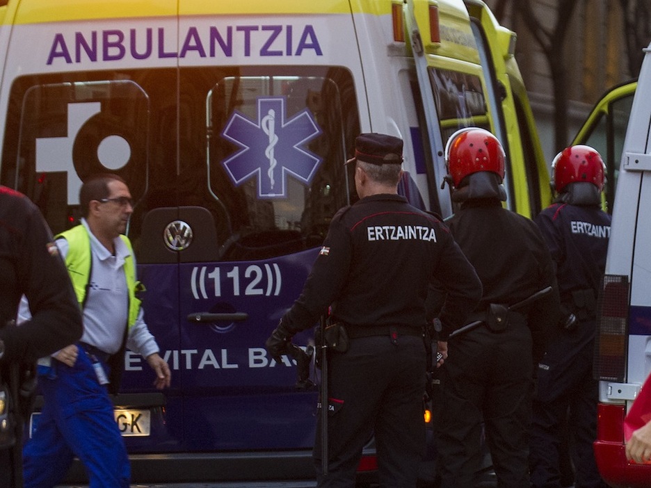 Una ambulancia se llevó al herido. (Monika DEL VALLE/ARGAZKI PRESS)