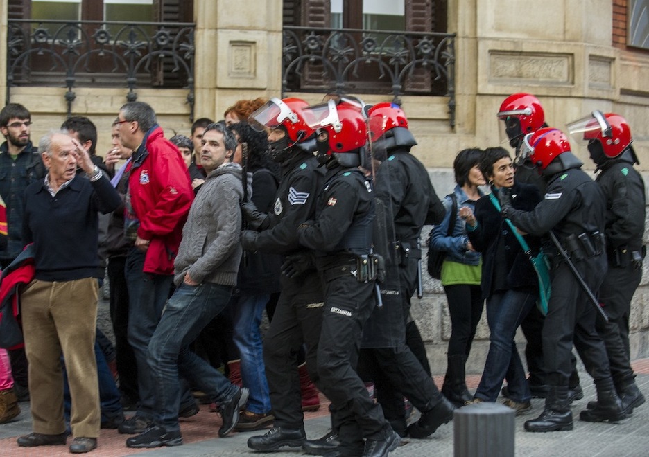 La Ertzaintza aleja a empujones a los congregados en Elkano. (Monika DEL VALLE/ARGAZKI PRESS)