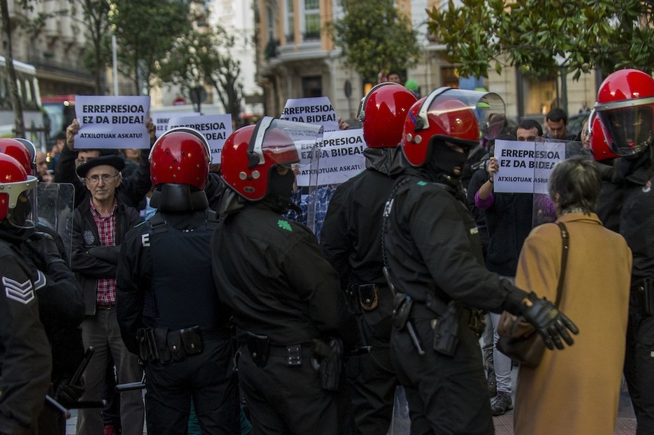 Los congregados exhibieron carteles para reclamar la libertad de los detenidos. (Monika DEL VALLE/ARGAZKI PRESS)