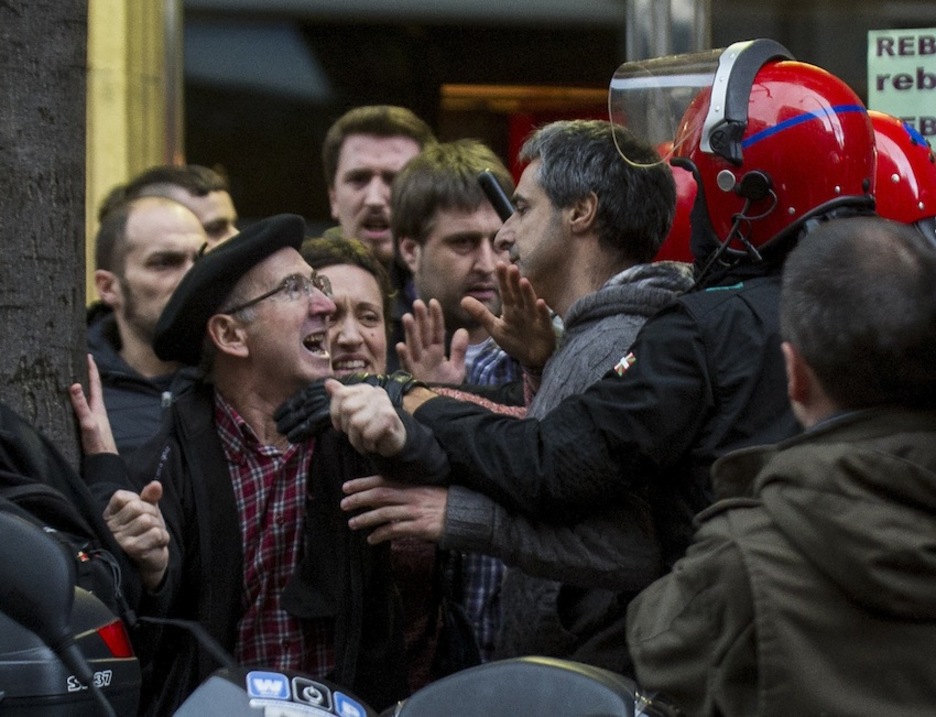 Se vivieron grandes momentos de tensión antes de la carga. (Monika DEL VALLE/ARGAZKI PRESS)