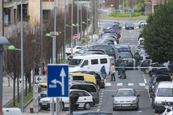 La Guardia Civil acordona la calle donde se encuentra el despacho de Jon Enparantza en Hernani. (Jon URBE/ARGAZKI PRESS)
