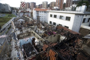Aspecto de la parte superior de los edificios afectados por el incendio de Trintxerpe. (Juan Carlos RUIZ / ARGAZKI PRESS)