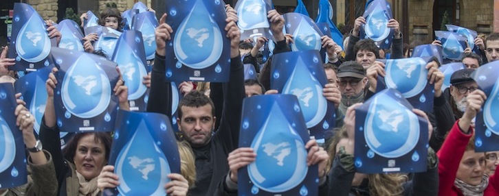 Azken asteotan herri askotan izan dira Tantaz Tanta ekimeneko hitzorduak. Irudian, joan den asteburuan Zarautzen izandako ekitaldi bat. (Jon URBE | ARGAZKI PRESS)