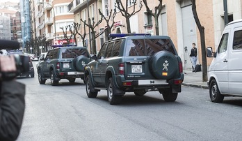 Dos patrol de la Guardia Civil se llevan a Arantza Zulueta ayer, tras intentar regitrar el despacho de Goioaga. (Luis JAUREGIALTZO/ARGAZKI PRESS)
