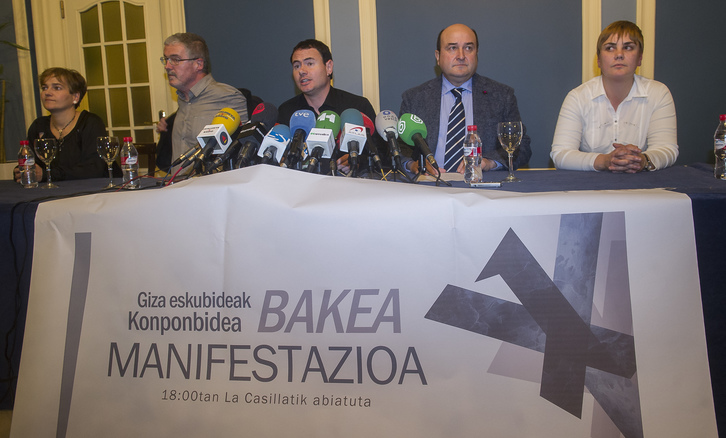 Los líderes de las principales fuerzas políticas vascas y sindicales en la rueda de prensa. (Luis JAUREGIALTZO / ARGAZKI PRESS)