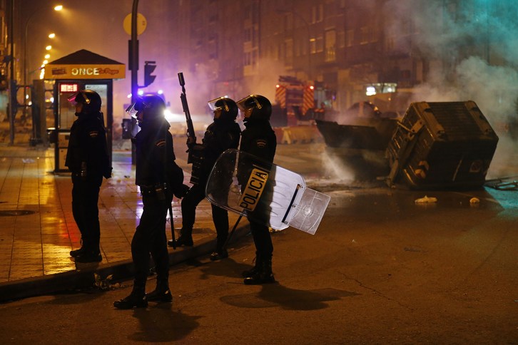 Policías antidisturbios en Burgos. (Cesar MANSO / AFP)