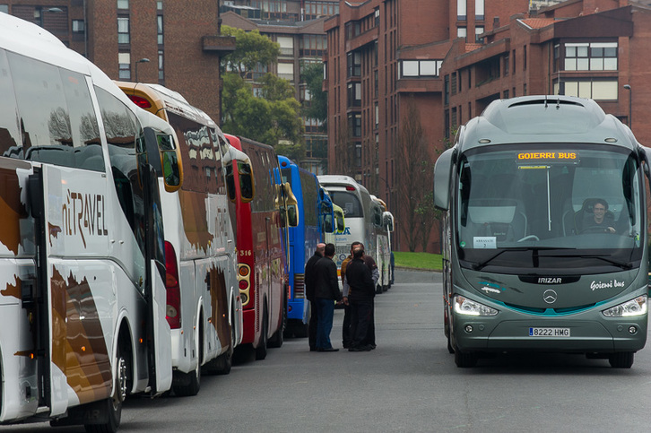 Cientos de autobuses se encuentran ya aparcados en Bilbo a la espera del inicio de la manifestación. (ARGAZKI PRESS)