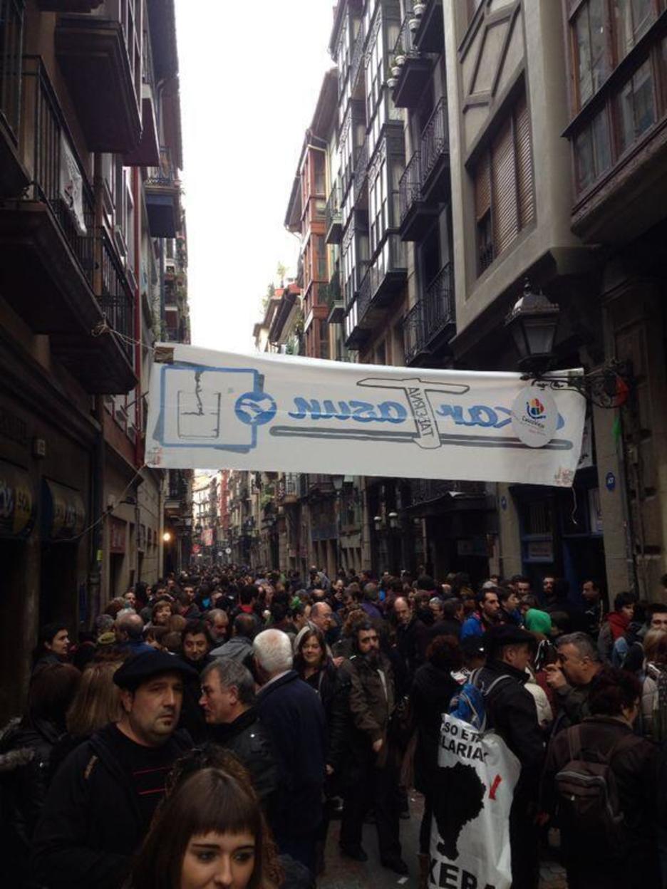 Las calles del Casco Viejo de Bilbo, abarrotadas horas antes de la marcha. (@basqueinfo)