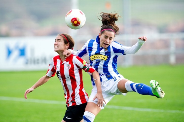 Bi jokalari, baloiarengatik borrokan. (Juan Carlos RUIZ / ARGAZKI PRESS)