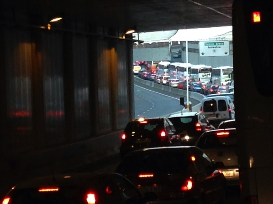 Retenciones en los accesos a Bilbo. (@iontelleria) Retenciones en los accesos a Bilbo. (@iontelleria)