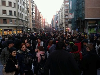 La calle Autonomía, repleta media hora antes de comenzar la manifestación. (Aimar ETXEBERRIA)