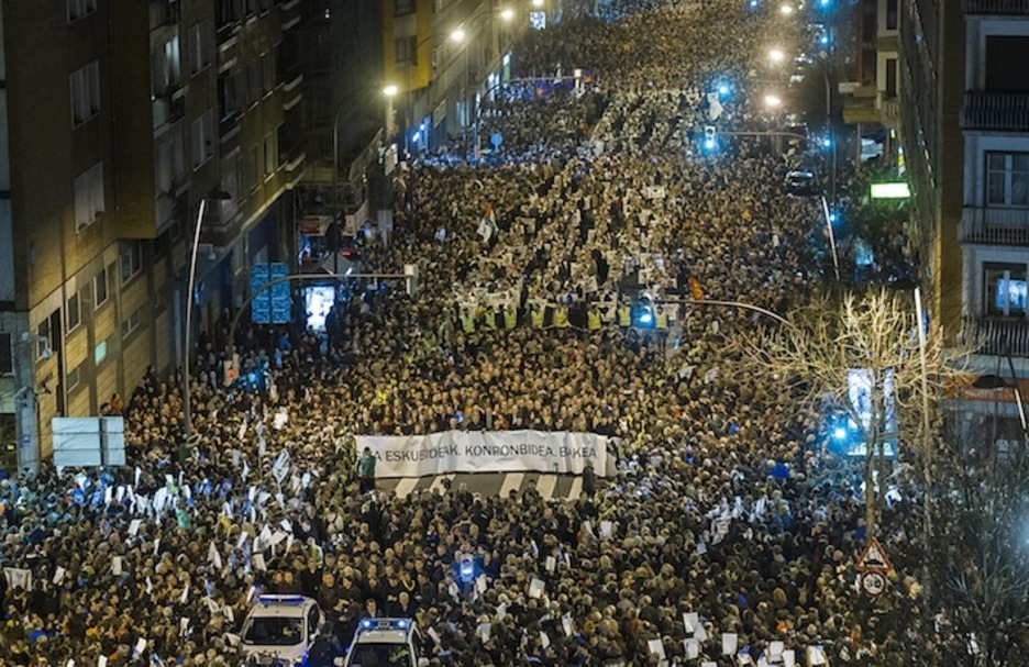 La cabecera de la manifestación avanza por Autonomía. (Luis JAUREGIALTZO/ARGAZK PRESS)